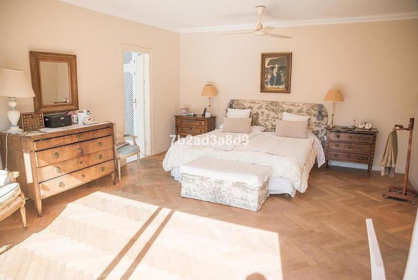 R5043934-Villa-For-Sale-Calahonda-Detached-8-Beds-720-Built-8