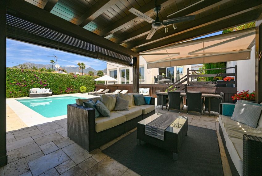 R5043997-Villa-For-Sale-Rio-Real-Detached-6-Beds-270-Built-1