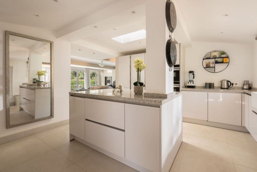 R5043997-Villa-For-Sale-Rio-Real-Detached-6-Beds-270-Built-3