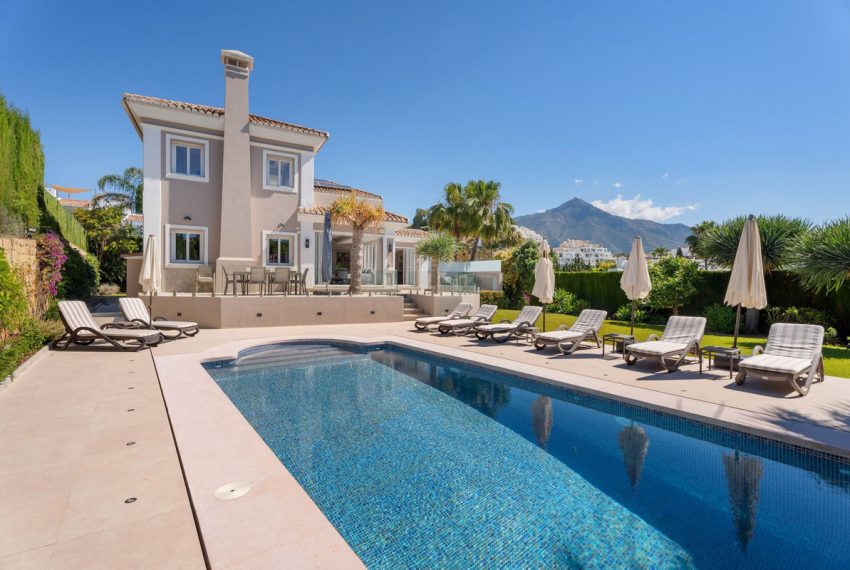 R5046001-Villa-For-Sale-Nueva-Andalucia-Detached-6-Beds-433-Built-1