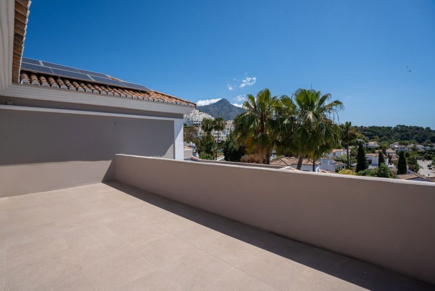 R5046001-Villa-For-Sale-Nueva-Andalucia-Detached-6-Beds-433-Built-10