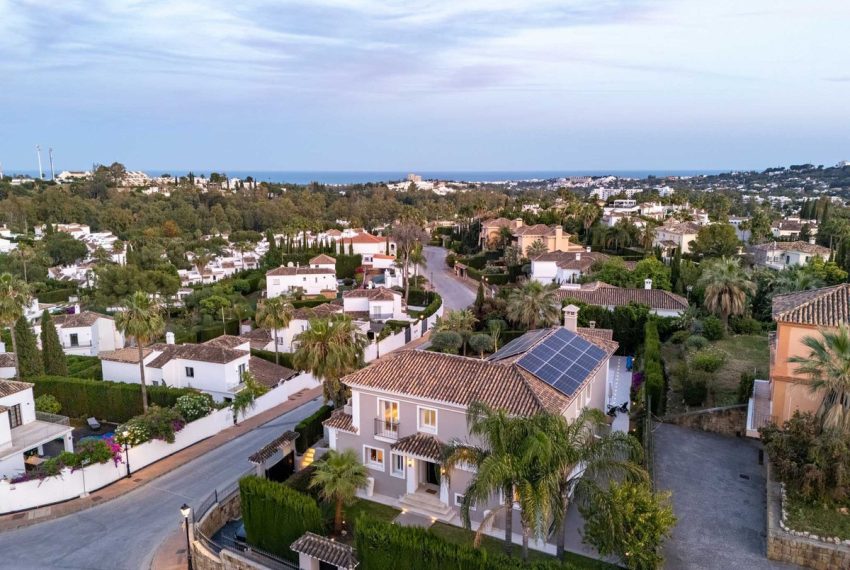 R5046001-Villa-For-Sale-Nueva-Andalucia-Detached-6-Beds-433-Built-4