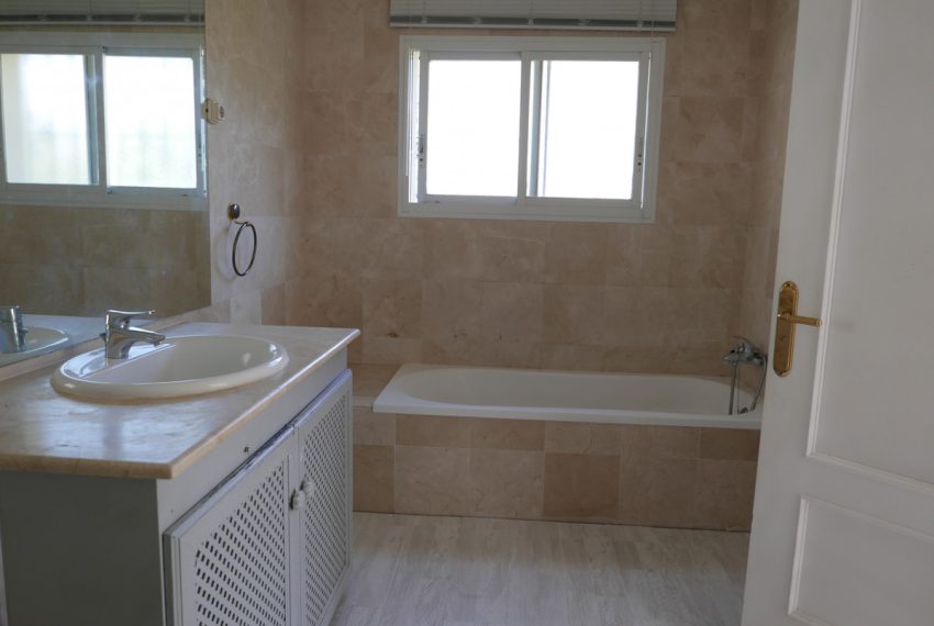 R5046145-Villa-For-Sale-Nueva-Andalucia-Detached-4-Beds-242-Built-12