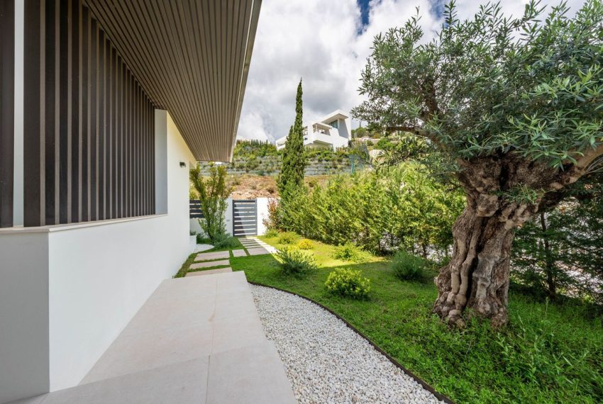 R5046685-Villa-For-Sale-La-Quinta-Detached-5-Beds-817-Built-1
