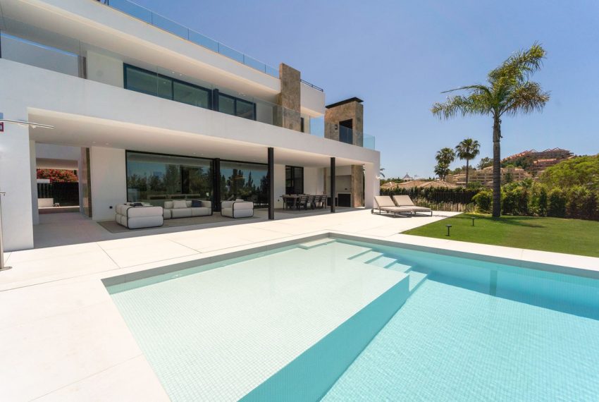 R5046937-Villa-For-Sale-Nueva-Andalucia-Detached-5-Beds-454-Built-1