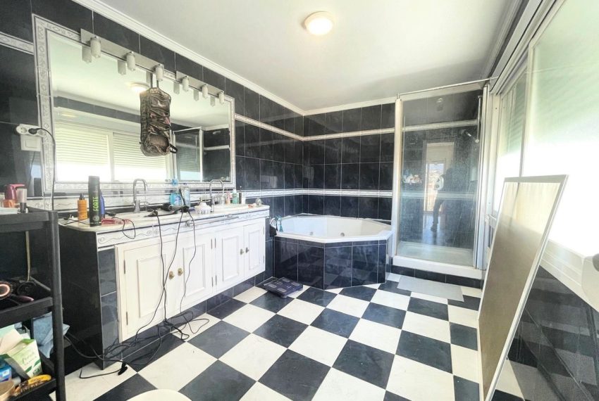 R5047618-Villa-For-Sale-Nueva-Andalucia-Detached-3-Beds-265-Built-8