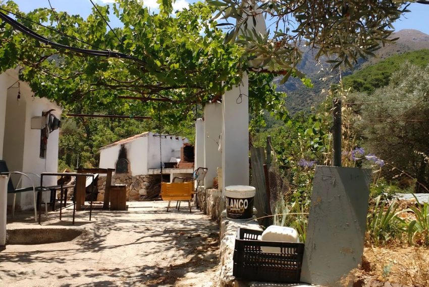 R5048515-Villa-For-Sale-Istan-Finca-3-Beds-210-Built