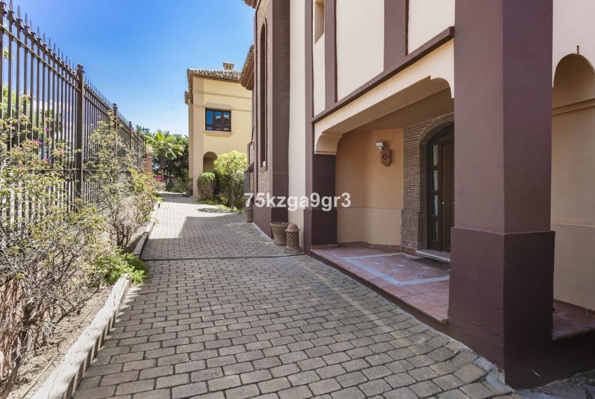 R5049391-Villa-For-Sale-Marbella-Detached-6-Beds-765-Built-1