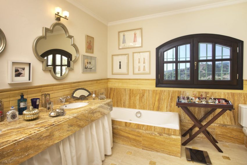 R5050300-Villa-For-Sale-Benahavis-Detached-8-Beds-967-Built-8