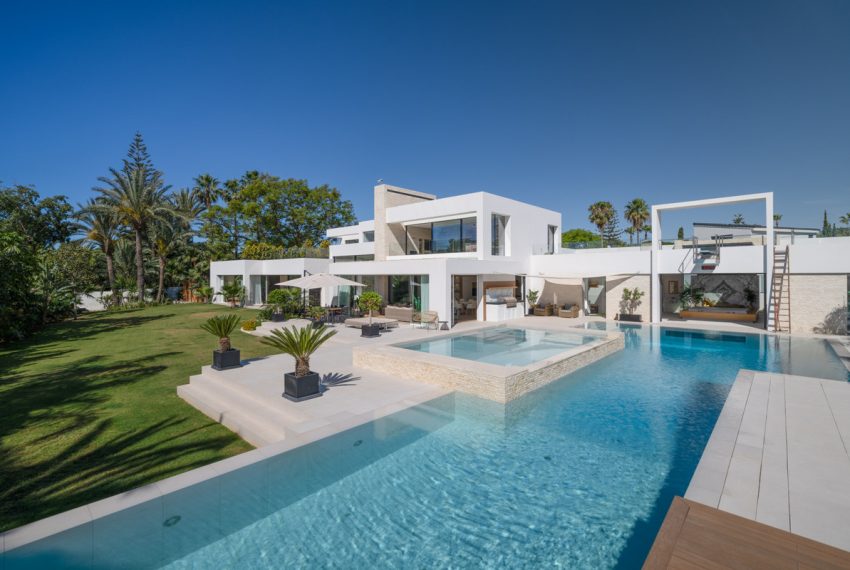 R5050729-Villa-For-Sale-El-Paraiso-Detached-7-Beds-1497-Built