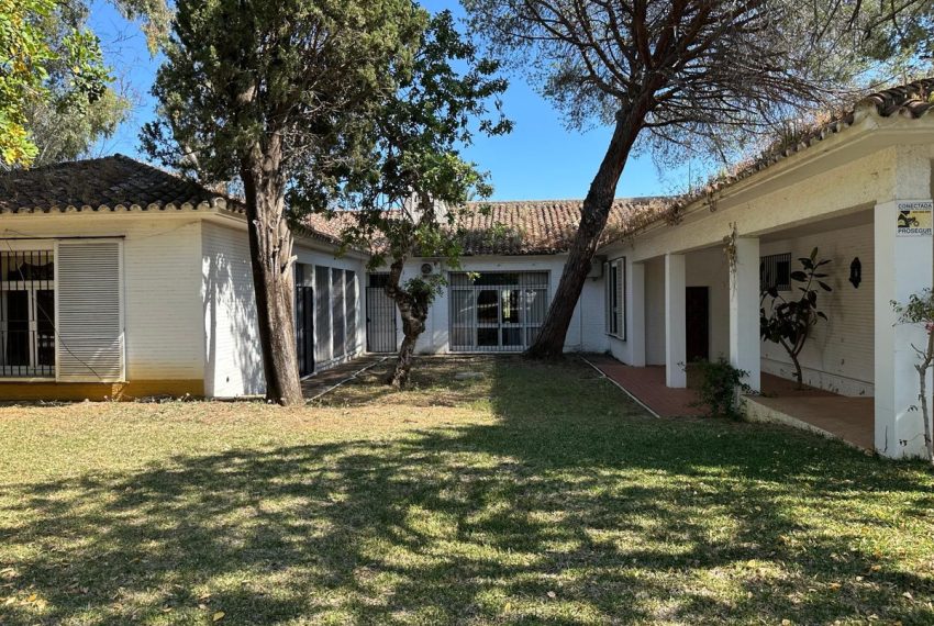 R5051320-Villa-For-Sale-Marbella-Detached-6-Beds-680-Built-1