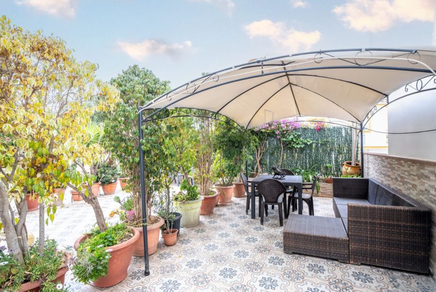 R5051599-Villa-For-Sale-Estepona-Semi-Detached-7-Beds-236-Built-1