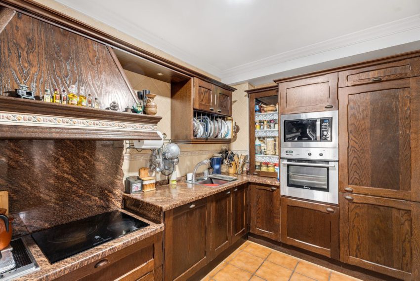 R5051599-Villa-For-Sale-Estepona-Semi-Detached-7-Beds-236-Built-11