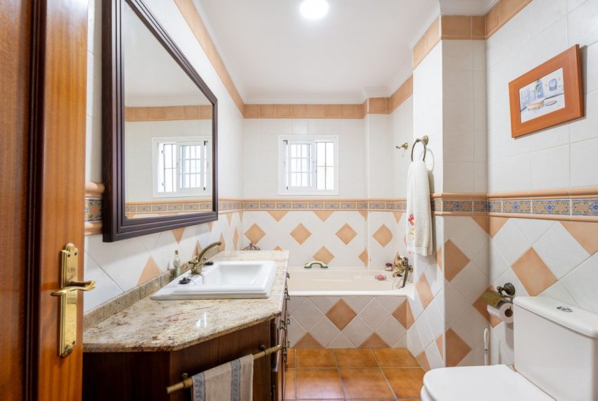 R5051599-Villa-For-Sale-Estepona-Semi-Detached-7-Beds-236-Built-14