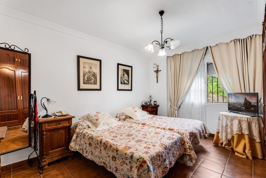R5051599-Villa-For-Sale-Estepona-Semi-Detached-7-Beds-236-Built-15