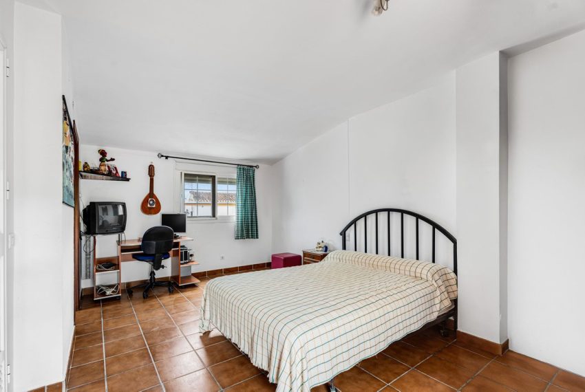 R5051599-Villa-For-Sale-Estepona-Semi-Detached-7-Beds-236-Built-19