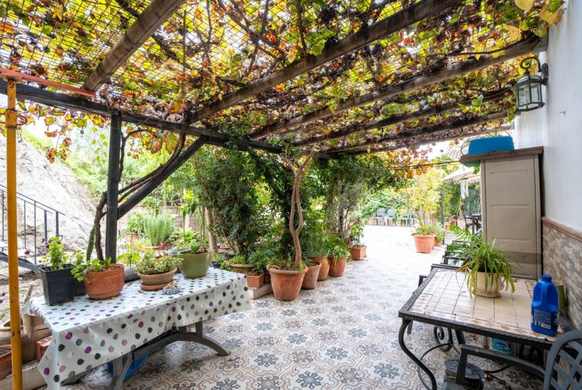 R5051599-Villa-For-Sale-Estepona-Semi-Detached-7-Beds-236-Built-3