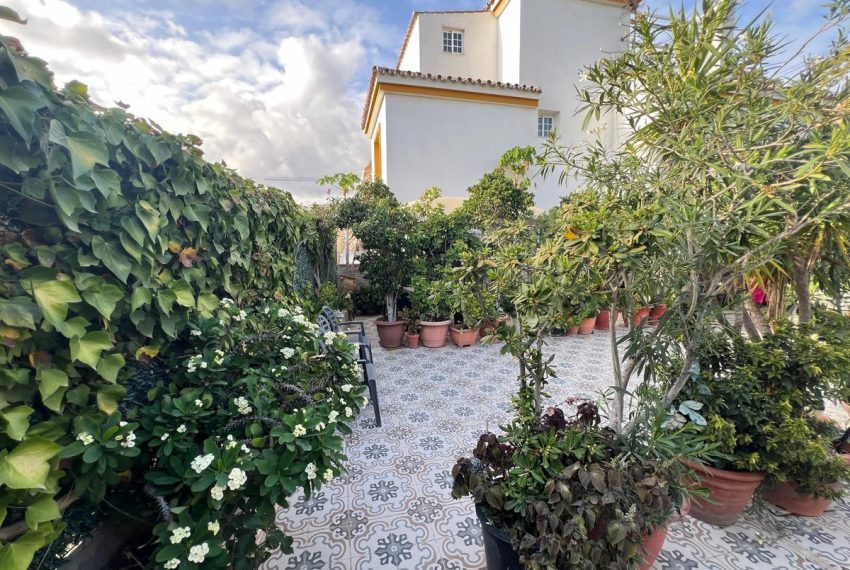 R5051599-Villa-For-Sale-Estepona-Semi-Detached-7-Beds-236-Built