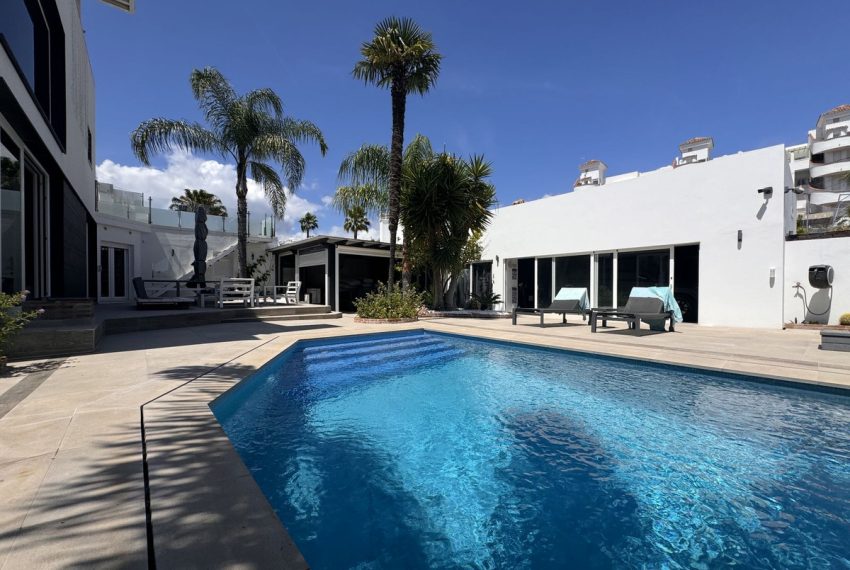 R5052295-Villa-For-Sale-Nueva-Andalucia-Detached-5-Beds-310-Built-1