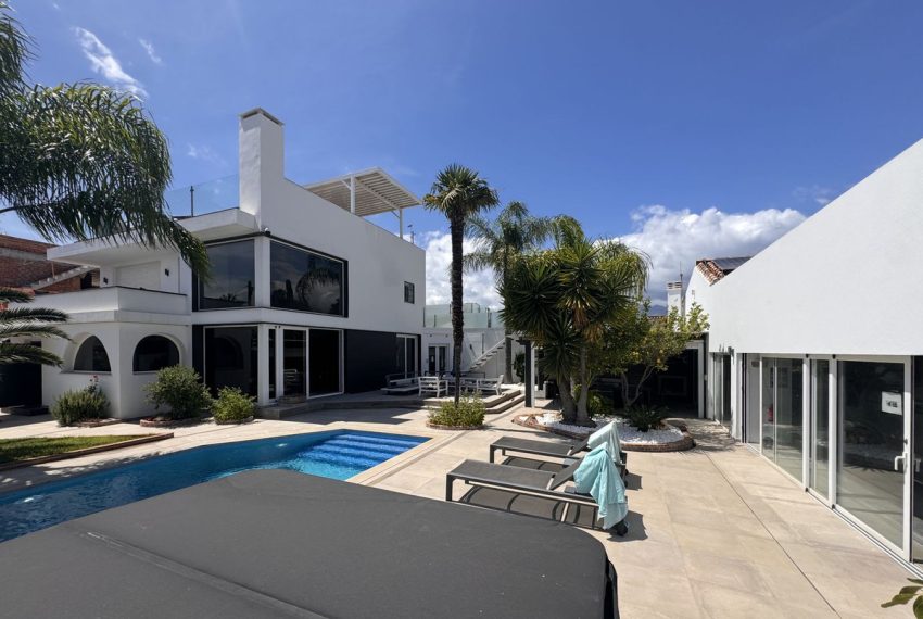 R5052295-Villa-For-Sale-Nueva-Andalucia-Detached-5-Beds-310-Built