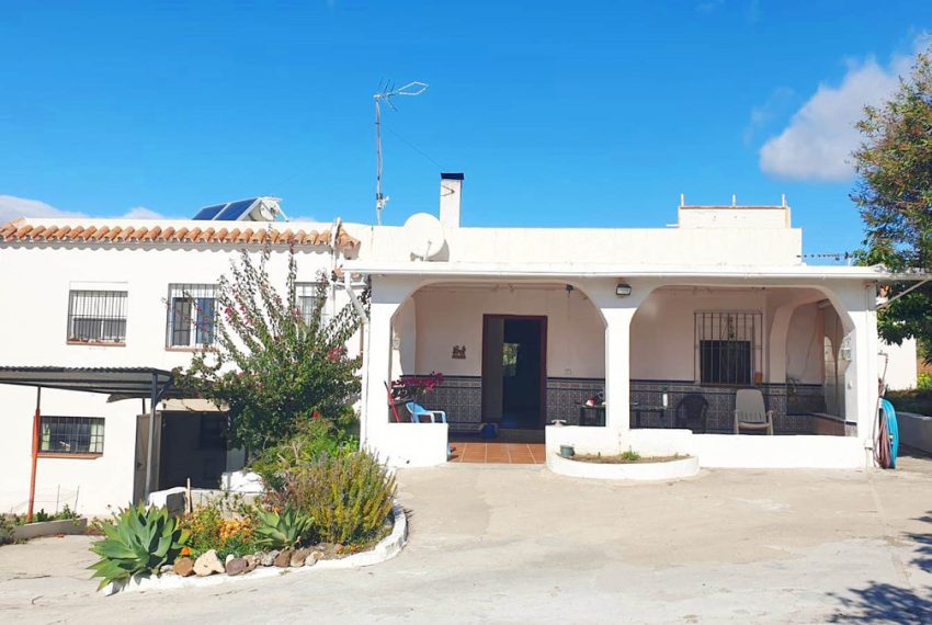 R3918142-Villa-For-Sale-Estepona-Finca-5-Beds-200-Built