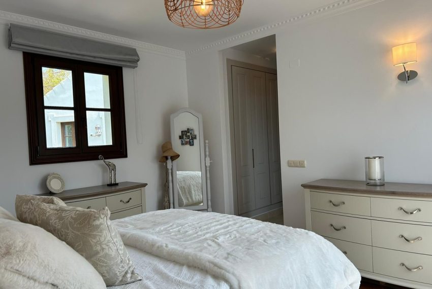 R4839898-Villa-For-Sale-Estepona-Detached-4-Beds-268-Built-15
