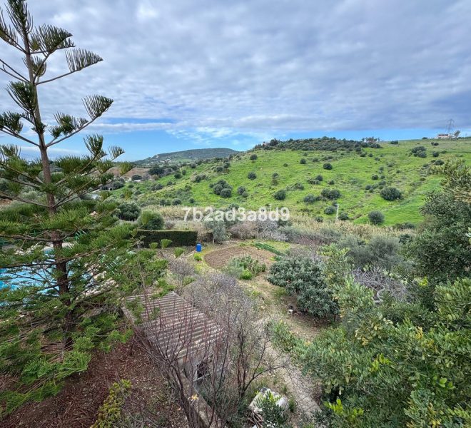 R4974307-Image 1-Finca - 4 Beds - 160 Built