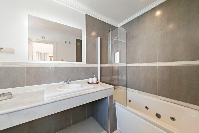 R5042338-Villa-For-Sale-Estepona-Detached-4-Beds-351-Built-13