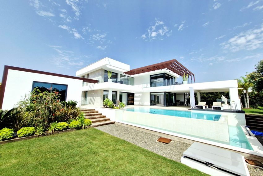 R5051251-Villa-For-Sale-Estepona-Detached-5-Beds-406-Built