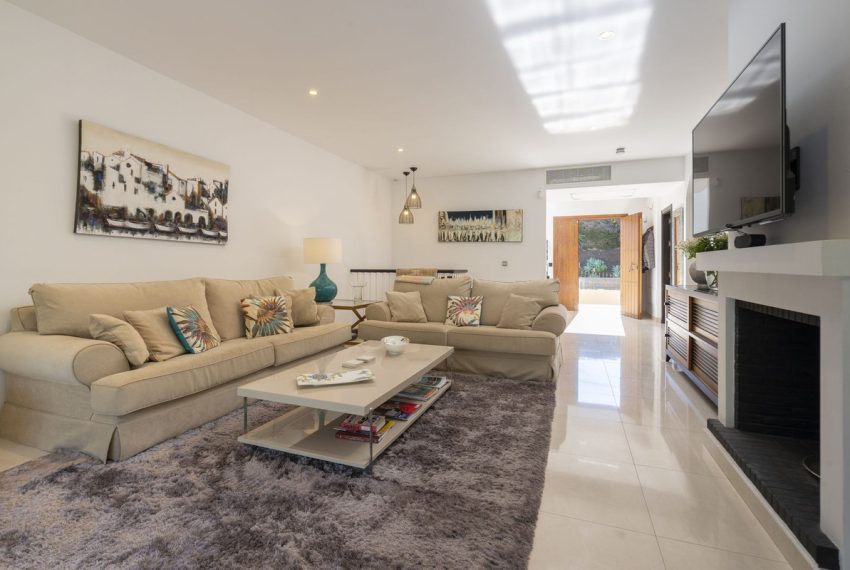 R5056612-Villa-For-Sale-Elviria-Detached-5-Beds-420-Built-1