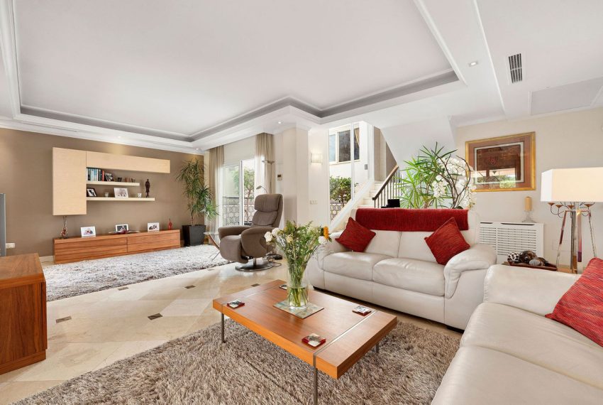 R5056648-Townhouse-For-Sale-Nueva-Andalucia-Terraced-3-Beds-257-Built-2