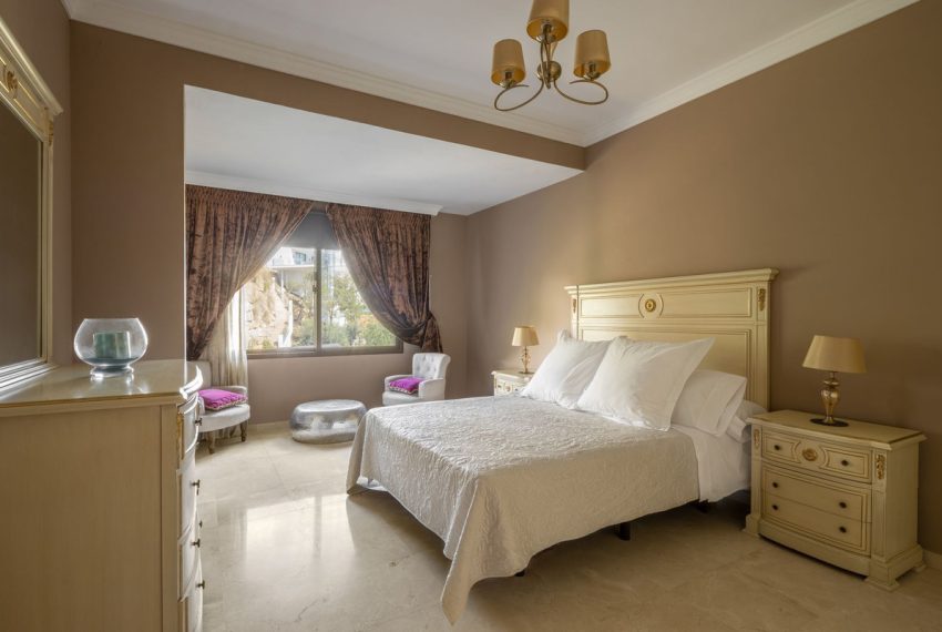 R5057767-Villa-For-Sale-El-Paraiso-Detached-6-Beds-415-Built-11