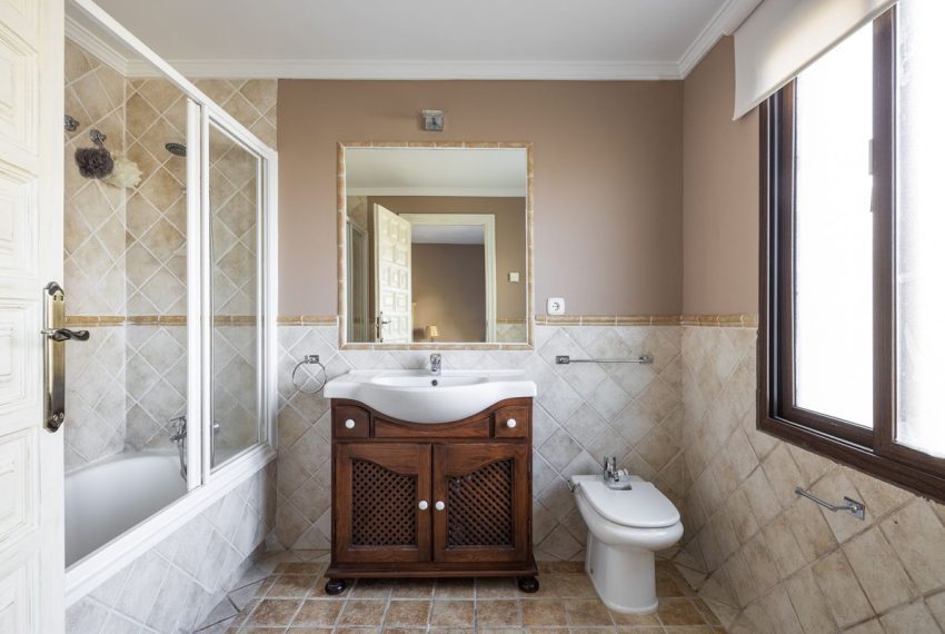 R5057767-Villa-For-Sale-El-Paraiso-Detached-6-Beds-415-Built-12