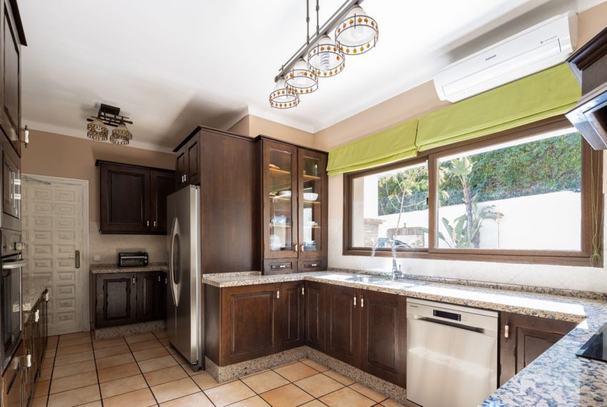 R5057767-Villa-For-Sale-El-Paraiso-Detached-6-Beds-415-Built-16