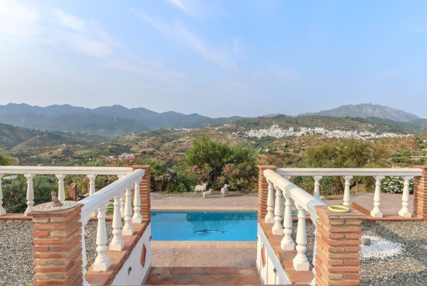 R5060884-Villa-For-Sale-Guaro-Detached-3-Beds-143-Built-2
