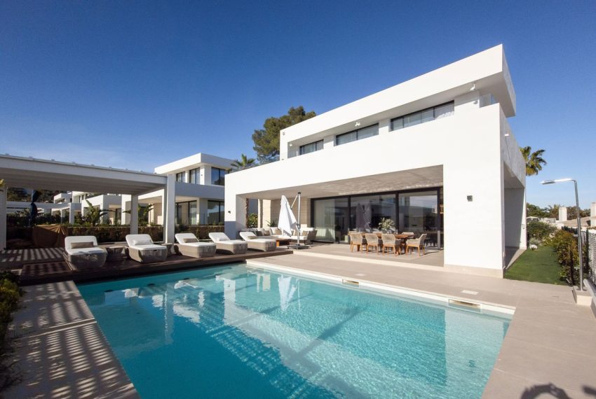 R5061001-Villa-For-Sale-Rio-Real-Detached-4-Beds-236-Built-1