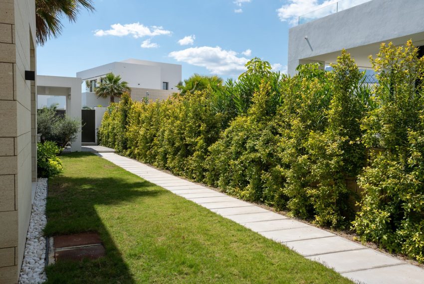 R5061001-Villa-For-Sale-Rio-Real-Detached-4-Beds-236-Built-14