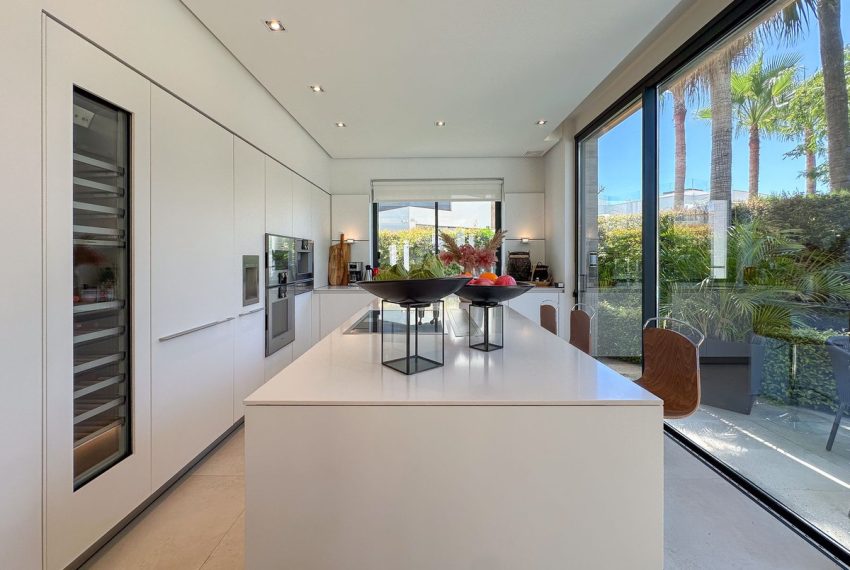 R5064691-Villa-For-Sale-The-Golden-Mile-Detached-5-Beds-360-Built-13