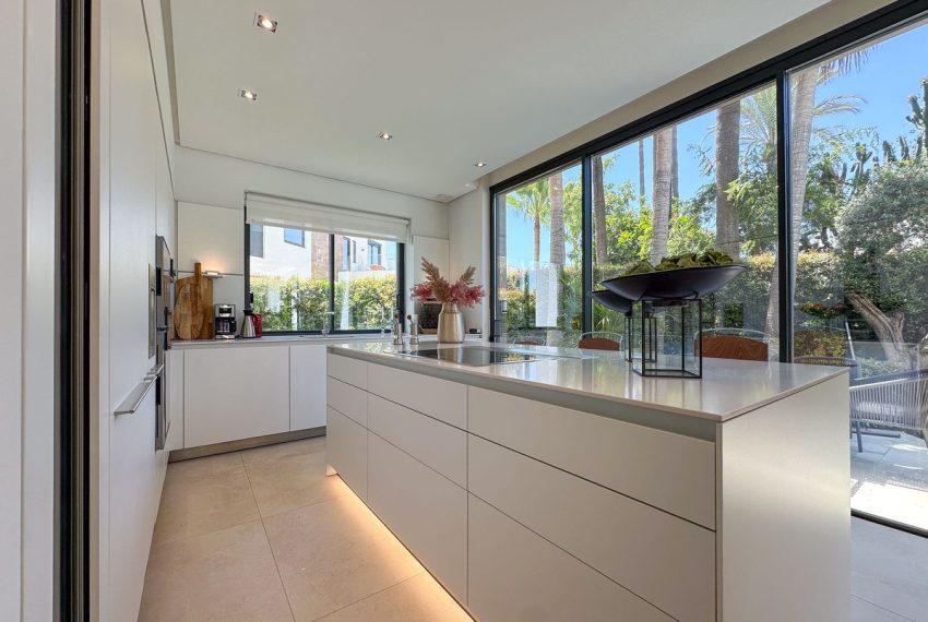 R5064691-Villa-For-Sale-The-Golden-Mile-Detached-5-Beds-360-Built-14