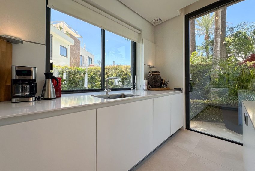 R5064691-Villa-For-Sale-The-Golden-Mile-Detached-5-Beds-360-Built-16