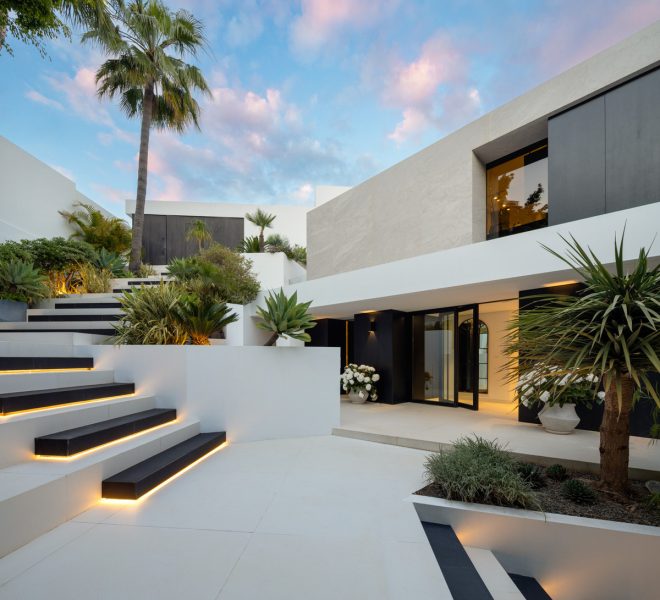 R5068216-Image 1-Detached - 5 Beds - 1085 Built