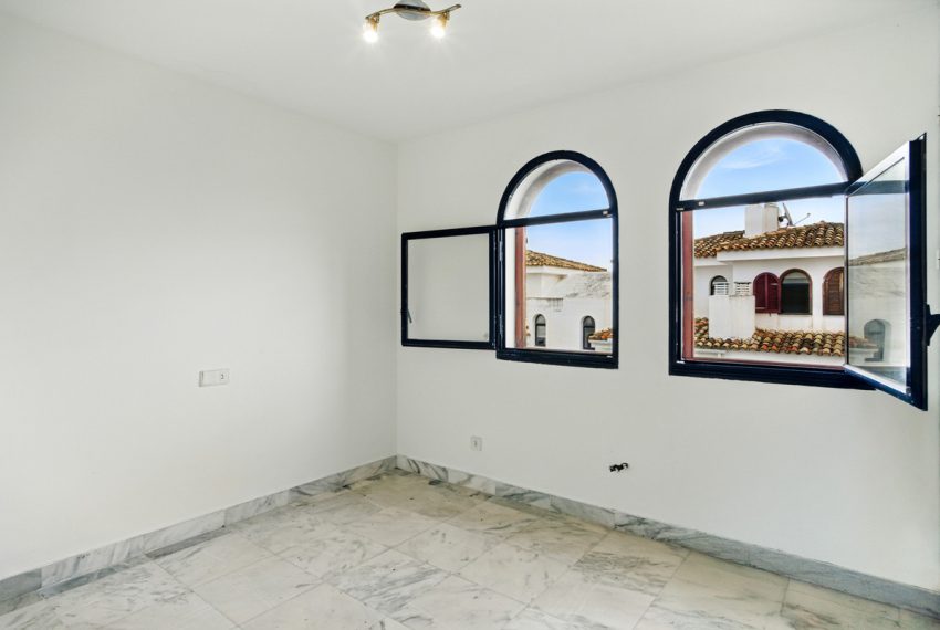 R5069944-Townhouse-For-Sale-Estepona-Terraced-3-Beds-245-Built-1