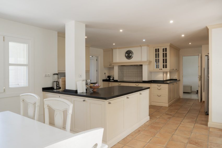 R5070685-Villa-For-Sale-Estepona-Detached-4-Beds-265-Built-3