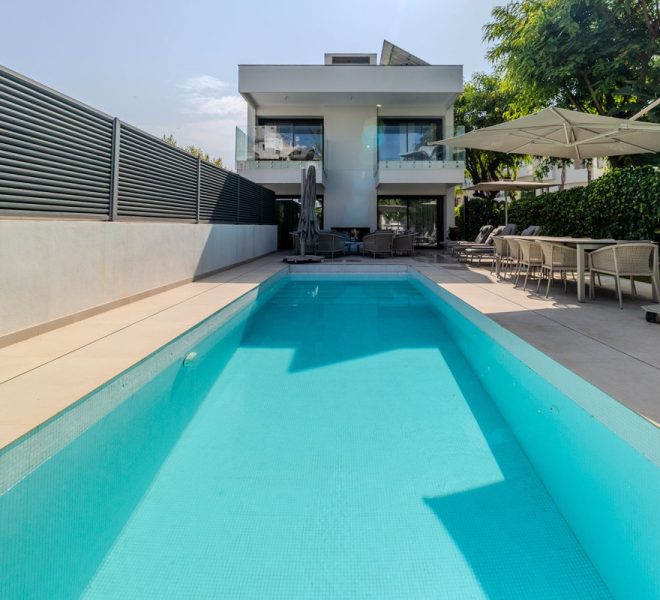 R5073235-Image 1-Detached - 4 Beds - 372 Built