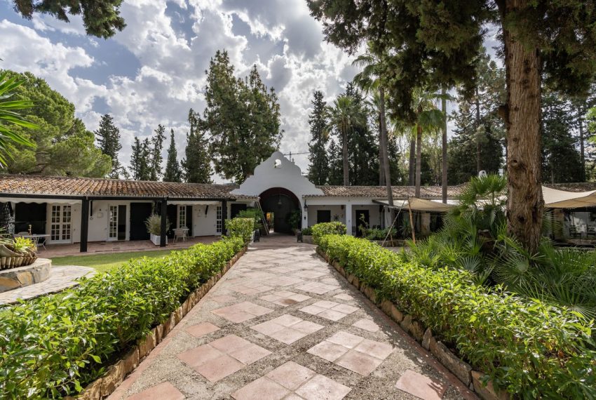 R5074051-Villa-For-Sale-Estepona-Detached-20-Beds-1339-Built-1