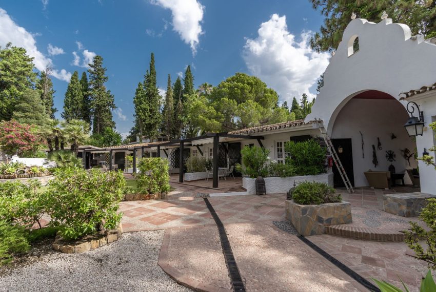 R5074051-Villa-For-Sale-Estepona-Detached-20-Beds-1339-Built-2