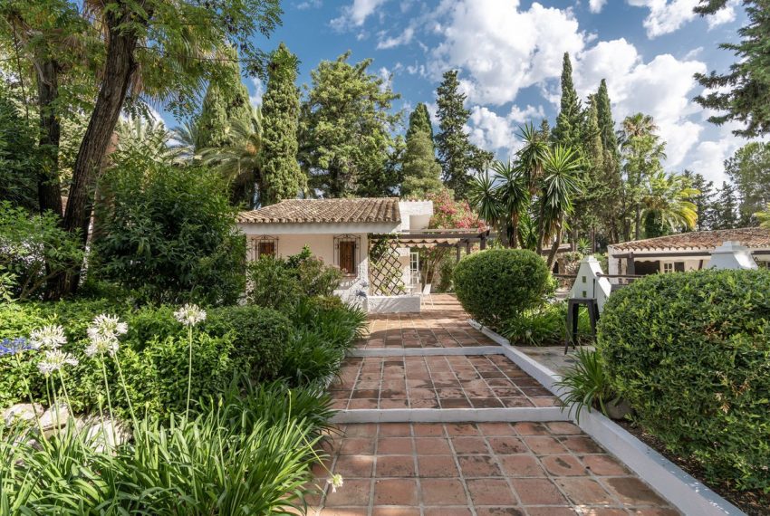 R5074051-Villa-For-Sale-Estepona-Detached-20-Beds-1339-Built-3