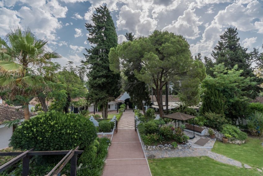 R5074051-Villa-For-Sale-Estepona-Detached-20-Beds-1339-Built