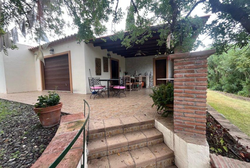 R5074189-Villa-For-Sale-Estepona-Finca-2-Beds-140-Built-1