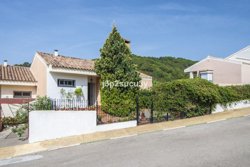 R5076673-Villa-For-Sale-Estepona-Semi-Detached-3-Beds-202-Built-2